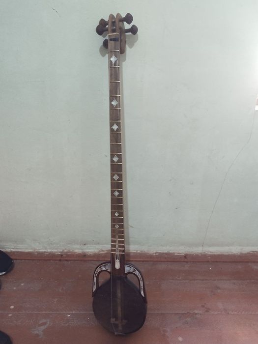 Qashqar rubobi sotiladi.Ovozi tiniq.Usto oʻlmasni ruboblaridan