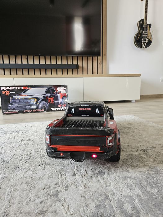 Mașina cu telecomandă. Ford reptor f 150