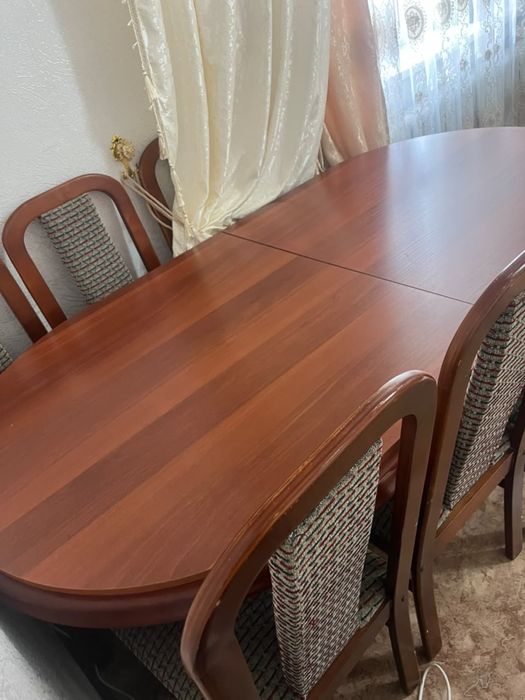 Стол со стулями в хорошем состоянии