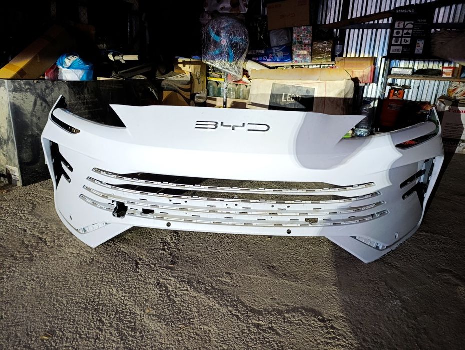 BYD champion gibrid oldi bamperi. Shopir tomon pastidan ozgina ishi bo
