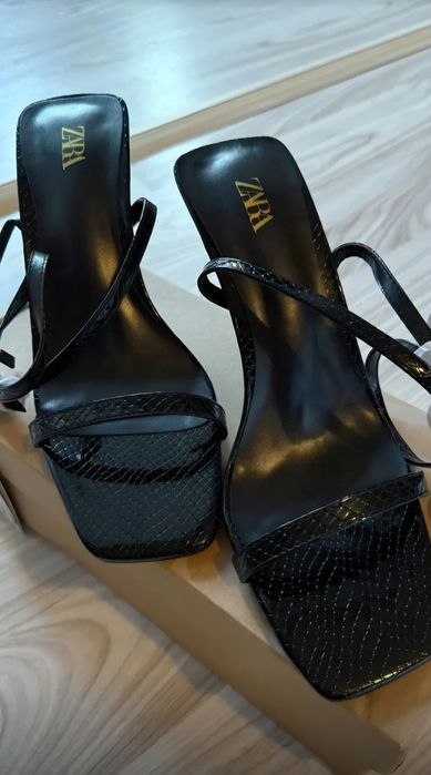 Стильные босоножки Zara