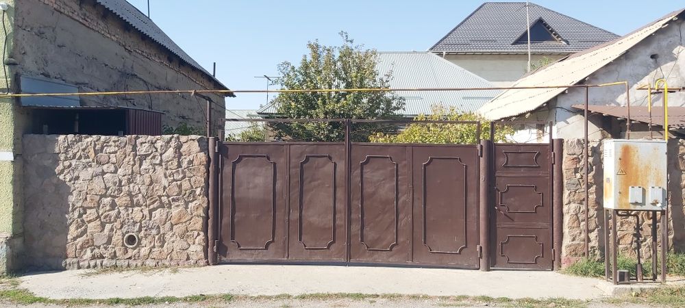 Продаётся дом из красного кирпича