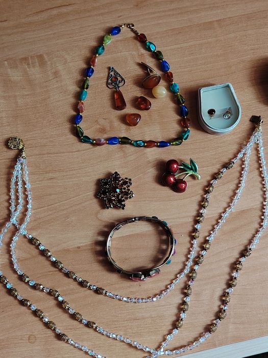 Продам винтажные 2 броши  , запонка с янтарем СССР.и многое винтаж