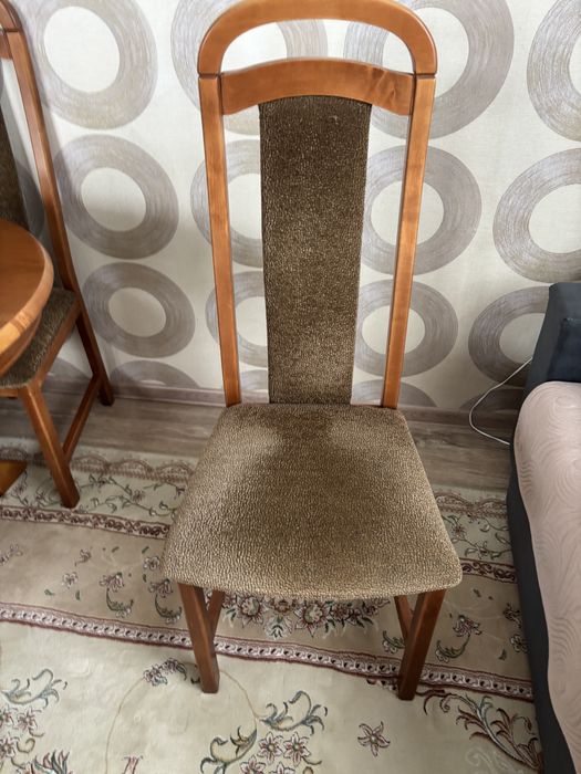 Продам стол и 6 стульев в гостинную