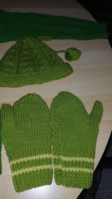 Set manusi, căciulă pulover hand made.