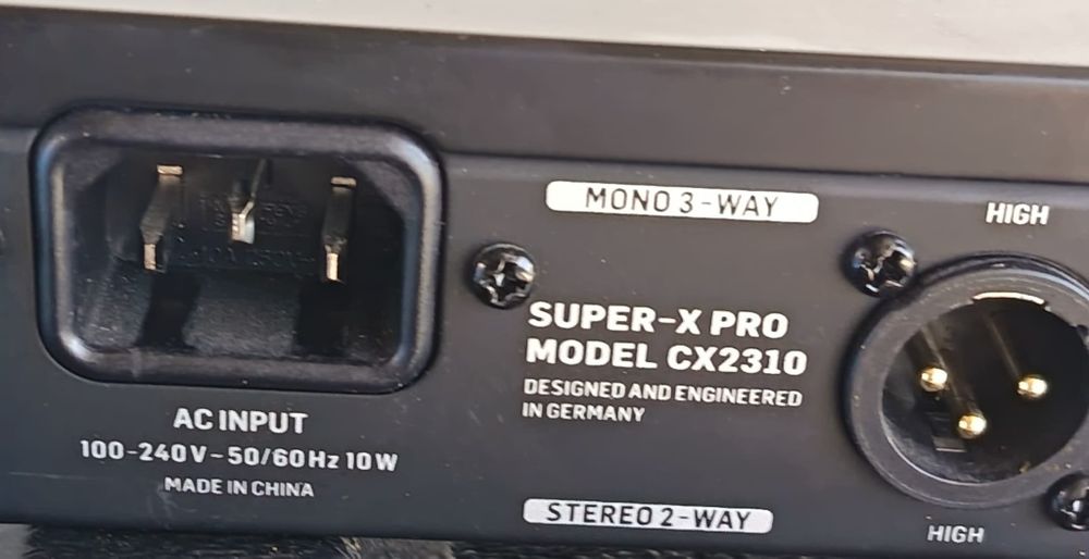 Crossover Behringer CX 2310