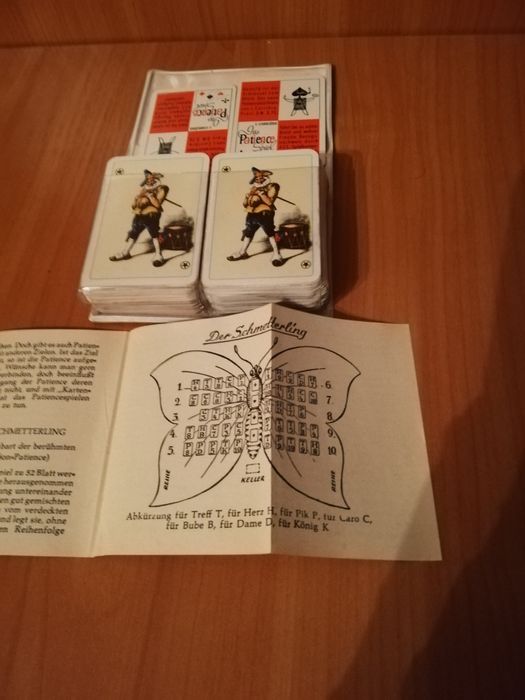 Много стари карти за пътуване.