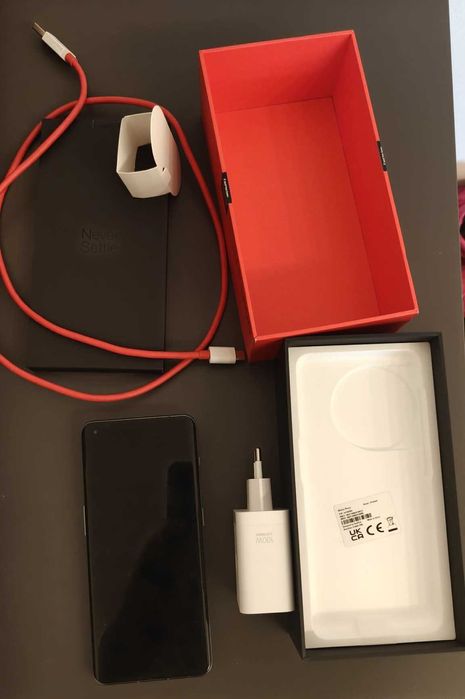 Vand Oneplus 11 cu cutie accesorii si factura + garantie