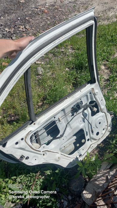 Ниссан примера двер задний