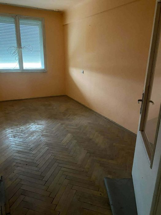 Vând sau schimb apartament ineu cartierul mocrea