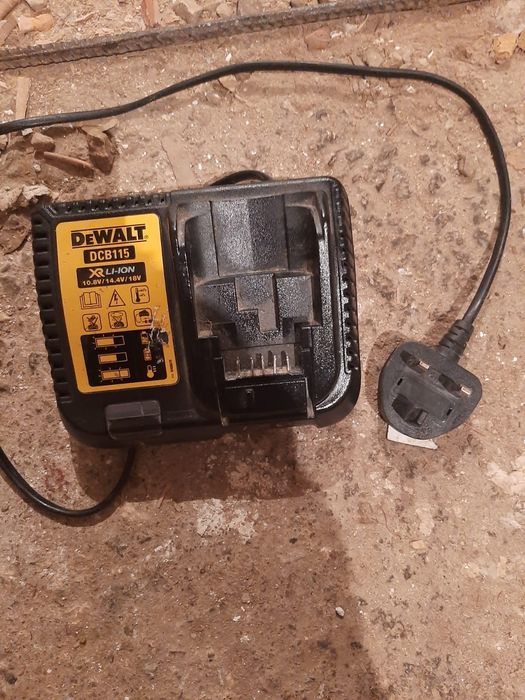 Devalt încărcător dcb115