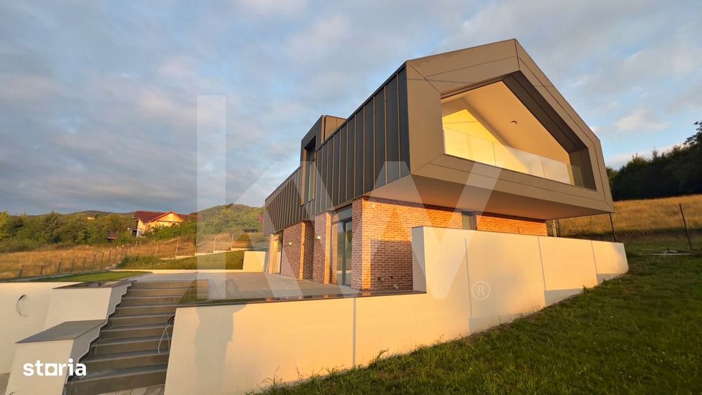 Casa arhitectura moderna cu panorama spre Muntii Fagaras si Cetatea Ci