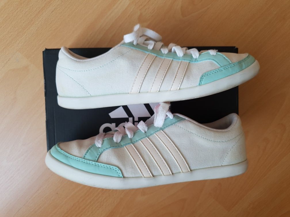 Tenesi de dama originali Adidas Neo 39 canvas alb cu verde Rosu OLX.ro