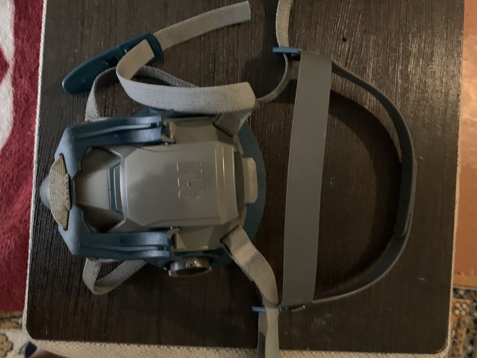 Защитная маска-респиратор.