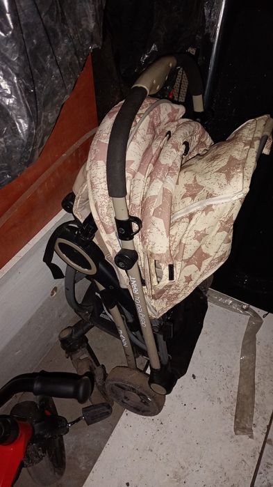 Коляска очень прочная.