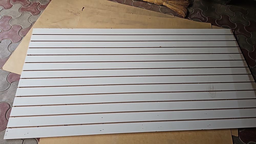 Стенд-панель с пазами для навесных крючков