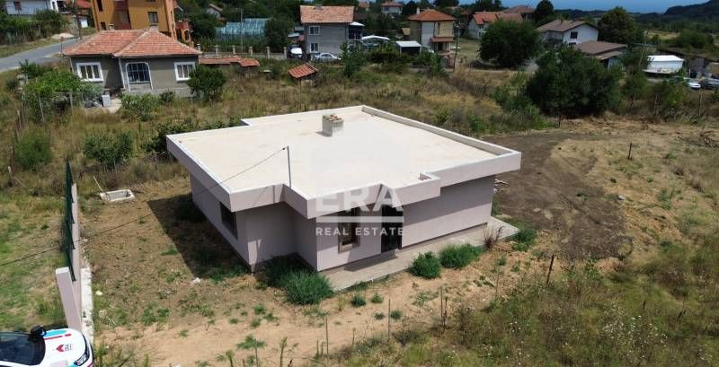 Едноетажна новопостроена къща за продажба, с три спални и двор, в с. Г