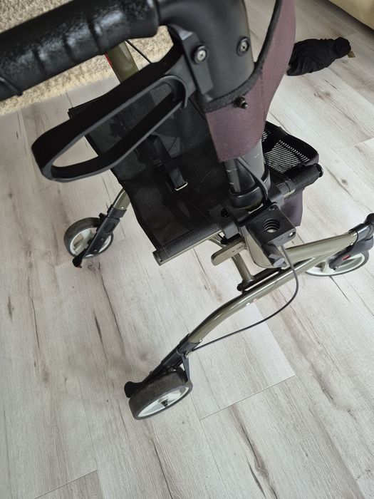 Cadru cu roti pentru persoane cu dizabilitati