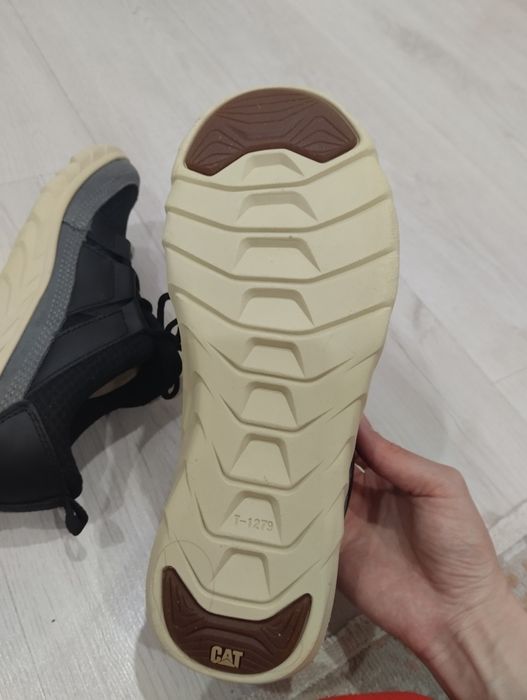 Продам мужские кроссовки