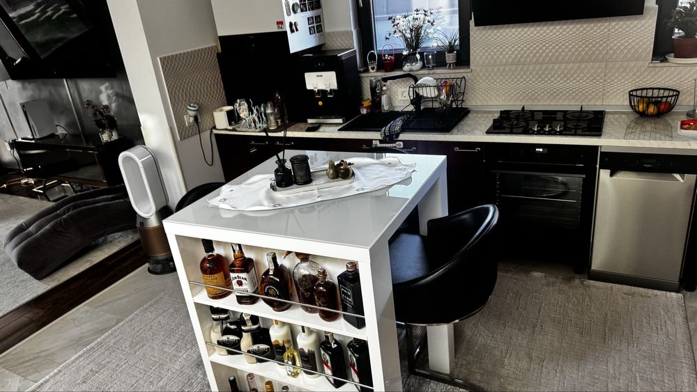 Bar de lux cu trei scaune – design elegant și calitate superioară