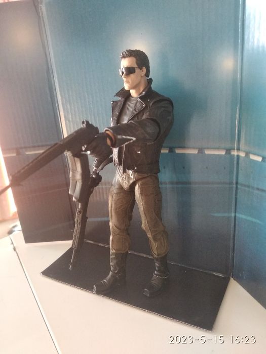 Продам коллекционную фигурку терминатор.