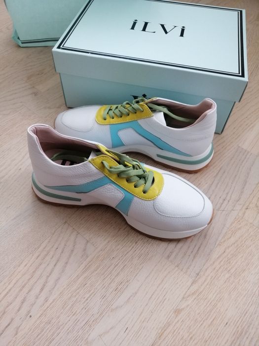 Кроссовки женские