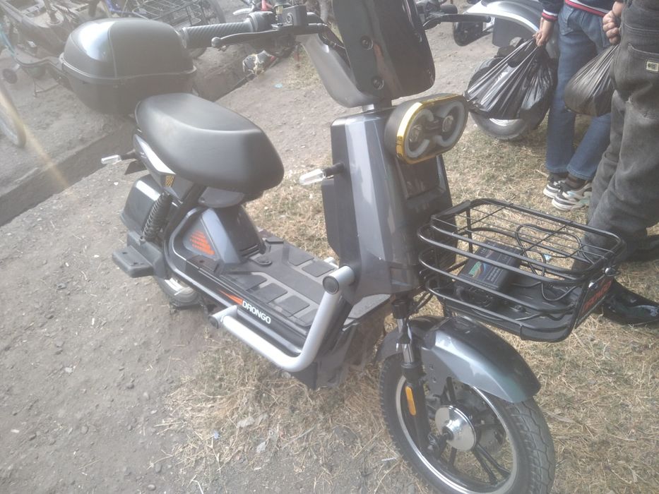 Скутер сотилади холати  зор 300долор ками бор