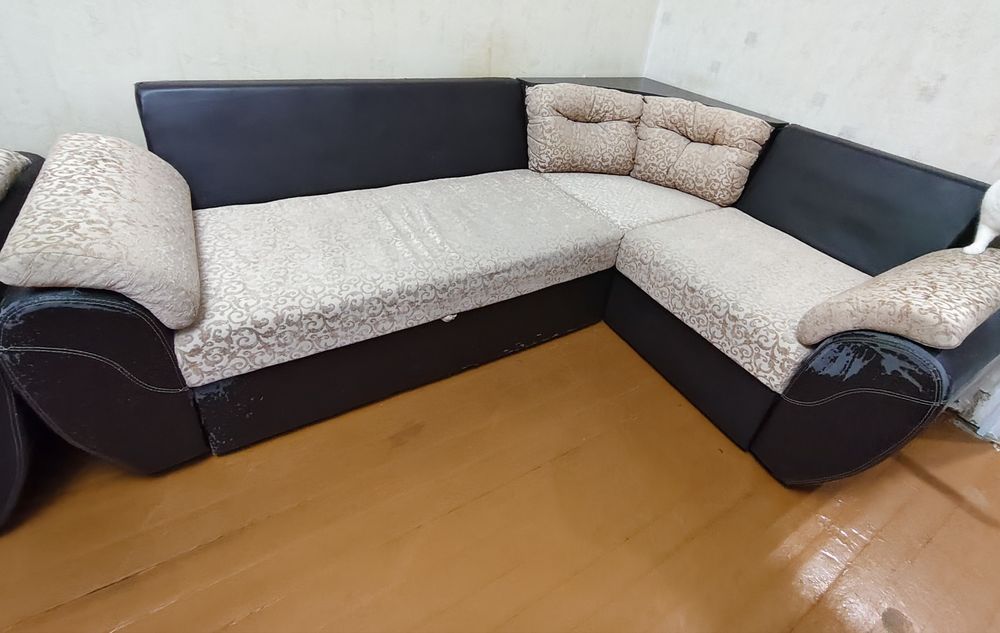Продам угловой диван с креслом.