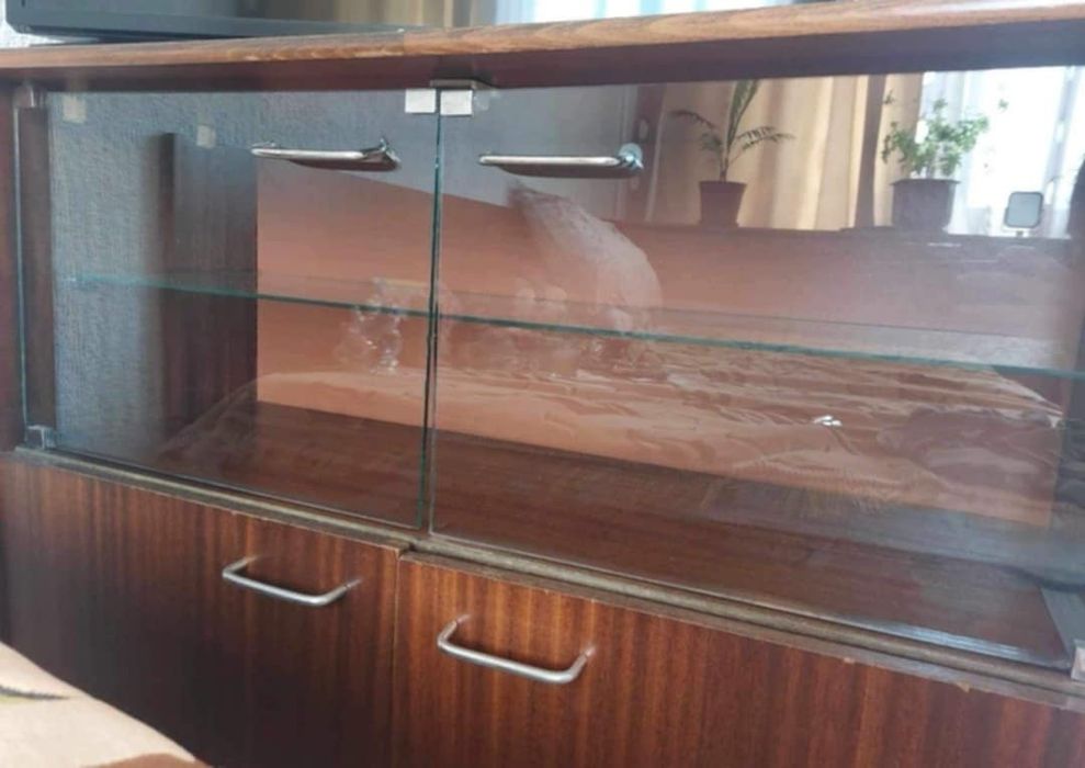 Шкаф със стъкла.