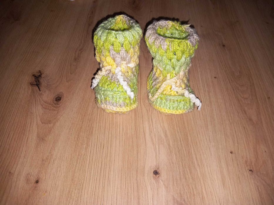 ПОДАРЯВАМ Нови ръчно плетени дрешки, жилетки, буйки, терлички