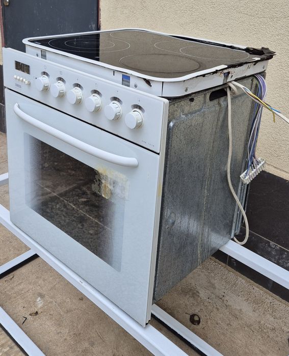 Фурна за вграждане ZANUSSI в комплект с котлони за вграждане