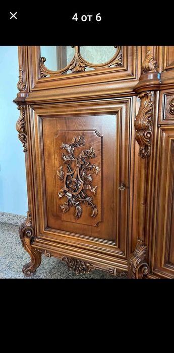 Масивна антикварна дървена витрина