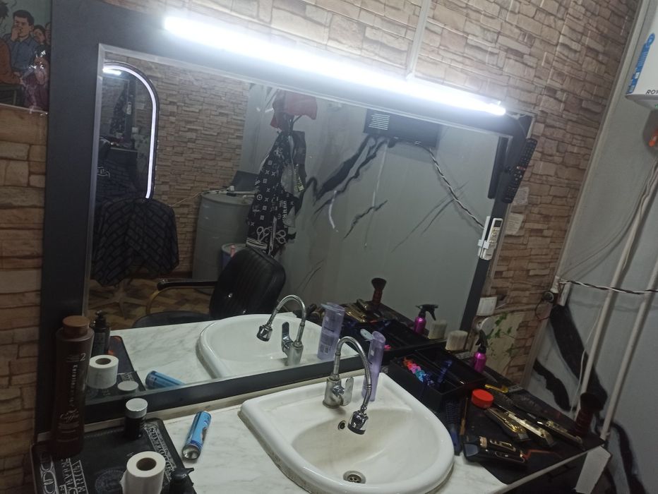 Barberlar uchun eng zor stol va rasiski oyna holati juda ham zor