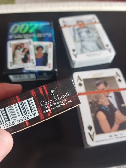 Vand doua seturi carti de joc