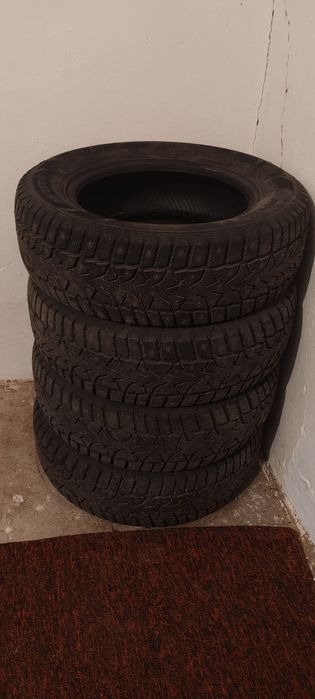 Продам зимние шины 215 65 R16