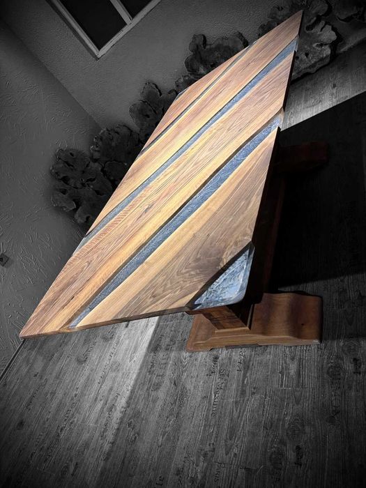 Дизайнерска маса от орех и епоксидна смола – ръчна изработка