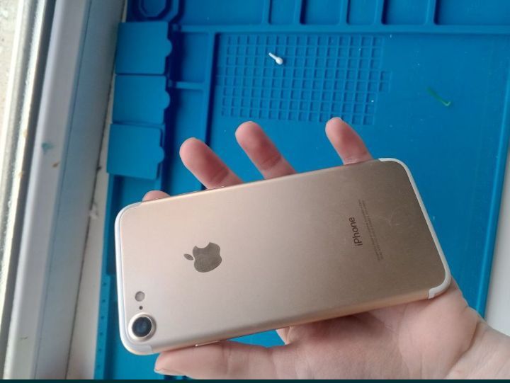 Продаю айфон 7 немного разбитый