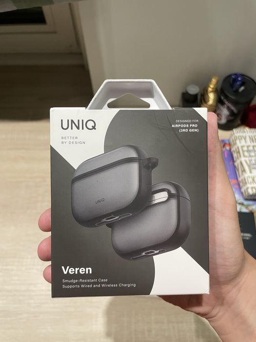 Airpods pro 3.