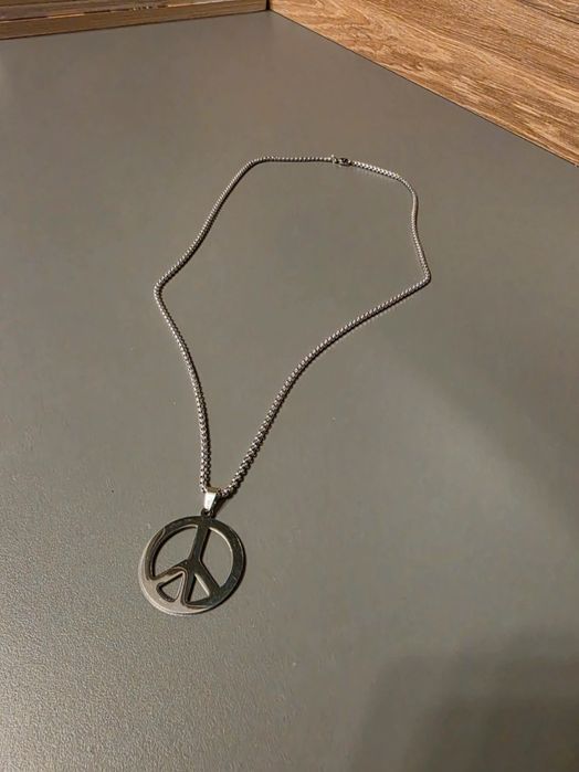Colier cu pandantiv cu semnul pacii