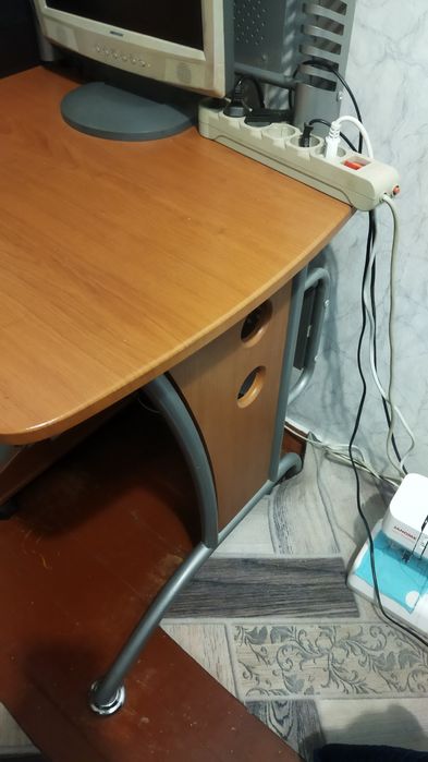 Продам компьютерный стол