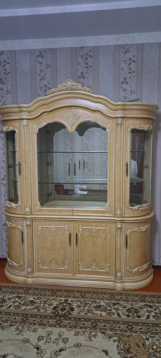 Шкаф витрина сервант