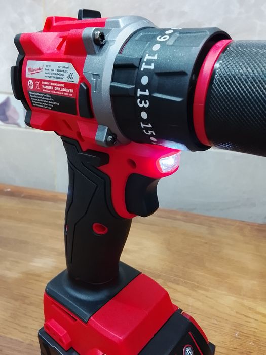 Autofiletanta Milwaukee cu mandrina și o baterie de 6a