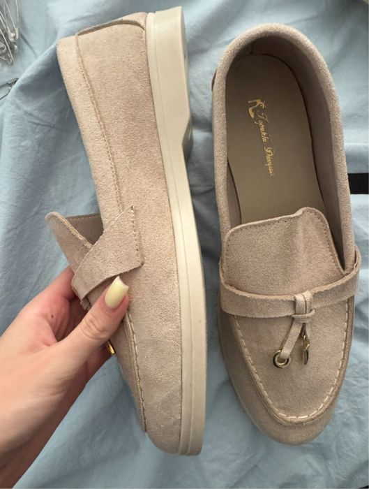 Бежови мокасини