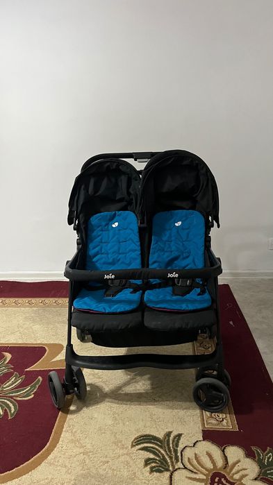 Коляска для двойняшек от фирмы Joie