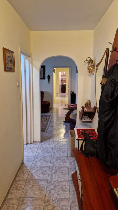 Închiriez apartament 4 camere - parter