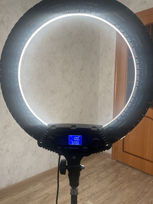 Продаю кольцевую лампу