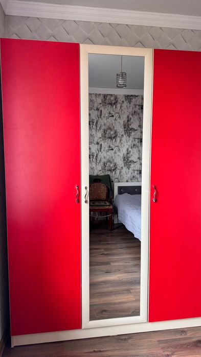 Шкаф платяной, шифоньер