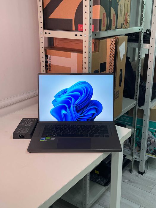 Asus ROG Zephyrus G16 / RTX 4060 / i7-12700H / QHD 240Hz / 1 TB SSD