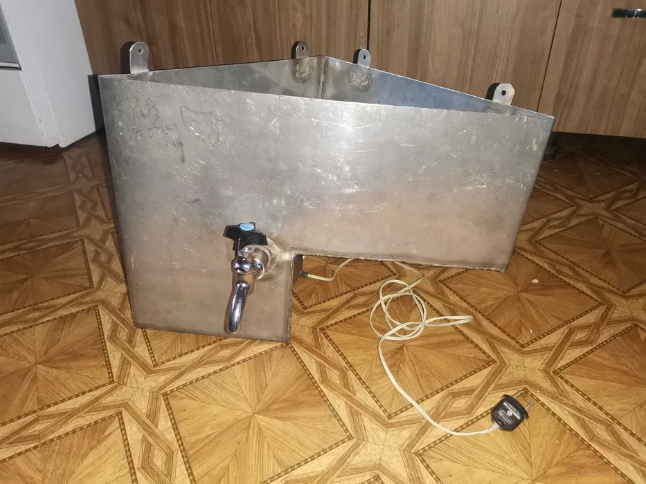 Бак для воды на дачу на 10 л на дачу, с нагревателем на 1000 Вт