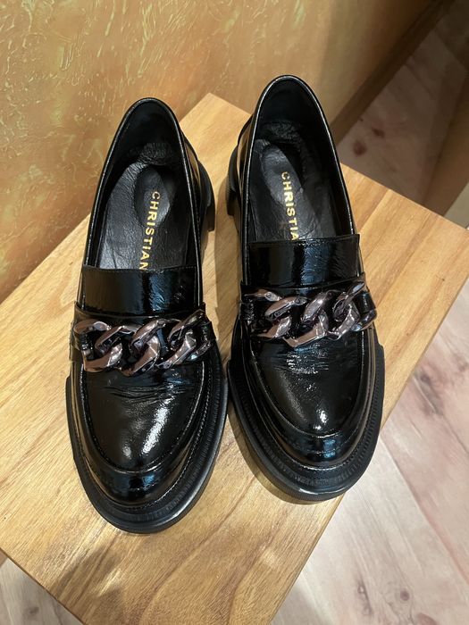Обувки от естествена  кожа , 38- ми номер.